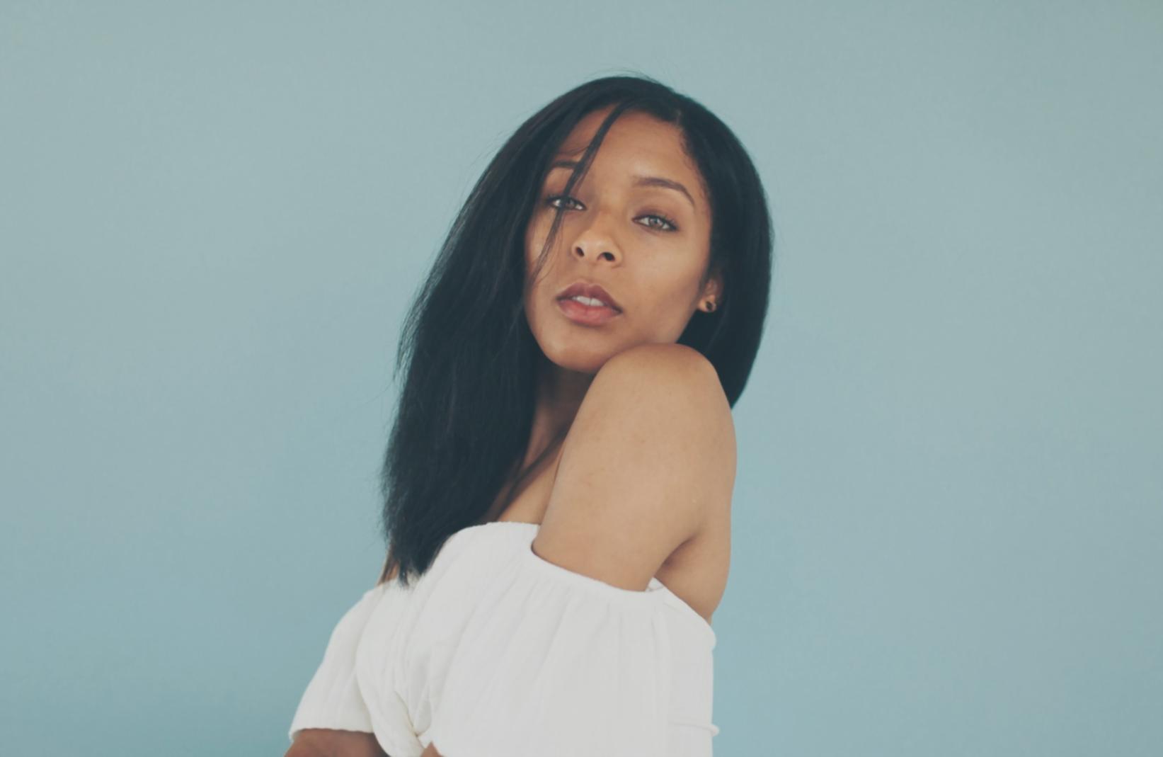 Perückenstyling Arbeitsplatz mit Werkzeugen und Materialien