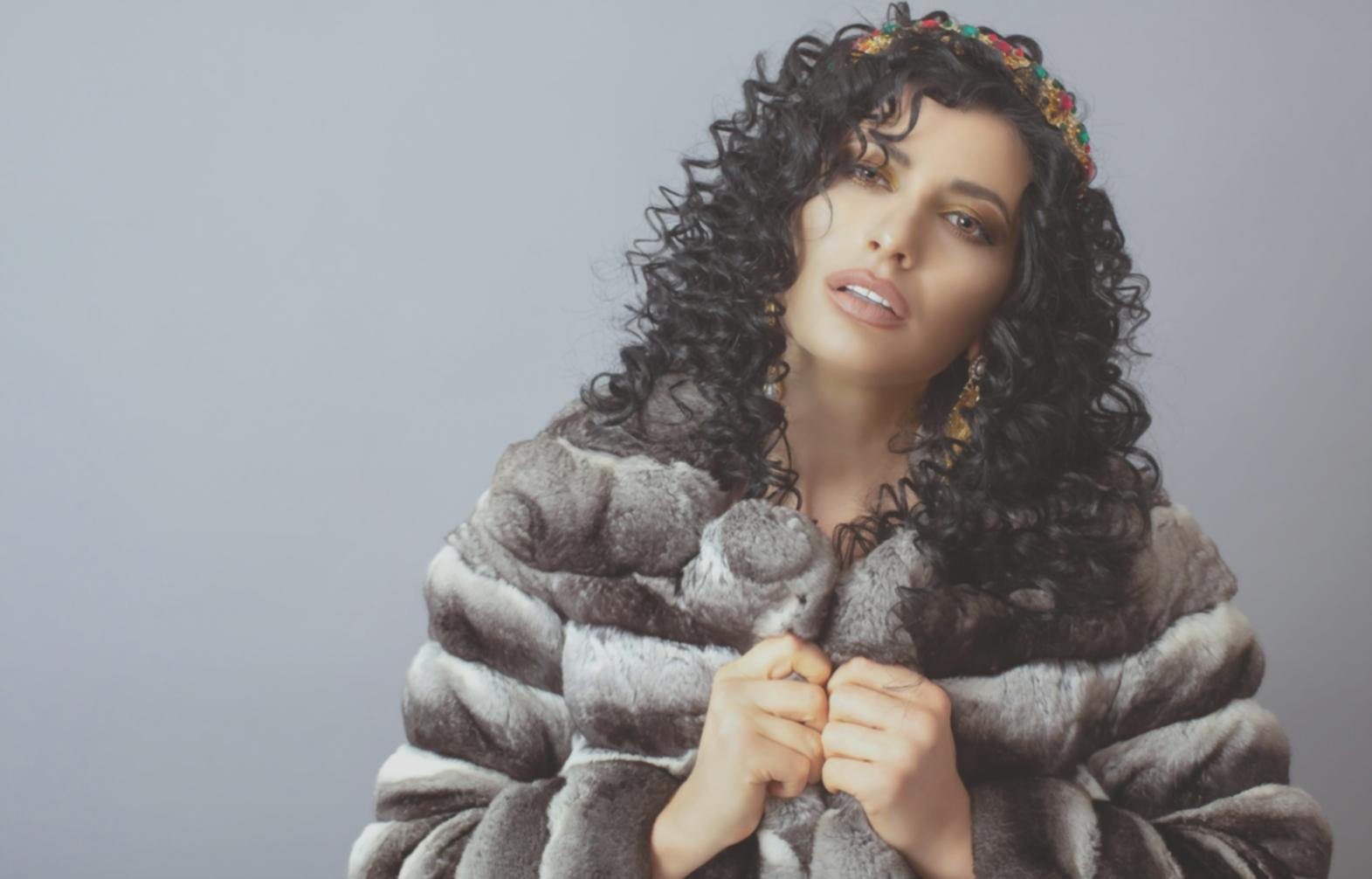 Arbeitsprozess beim Styling einer individuellen Perücke