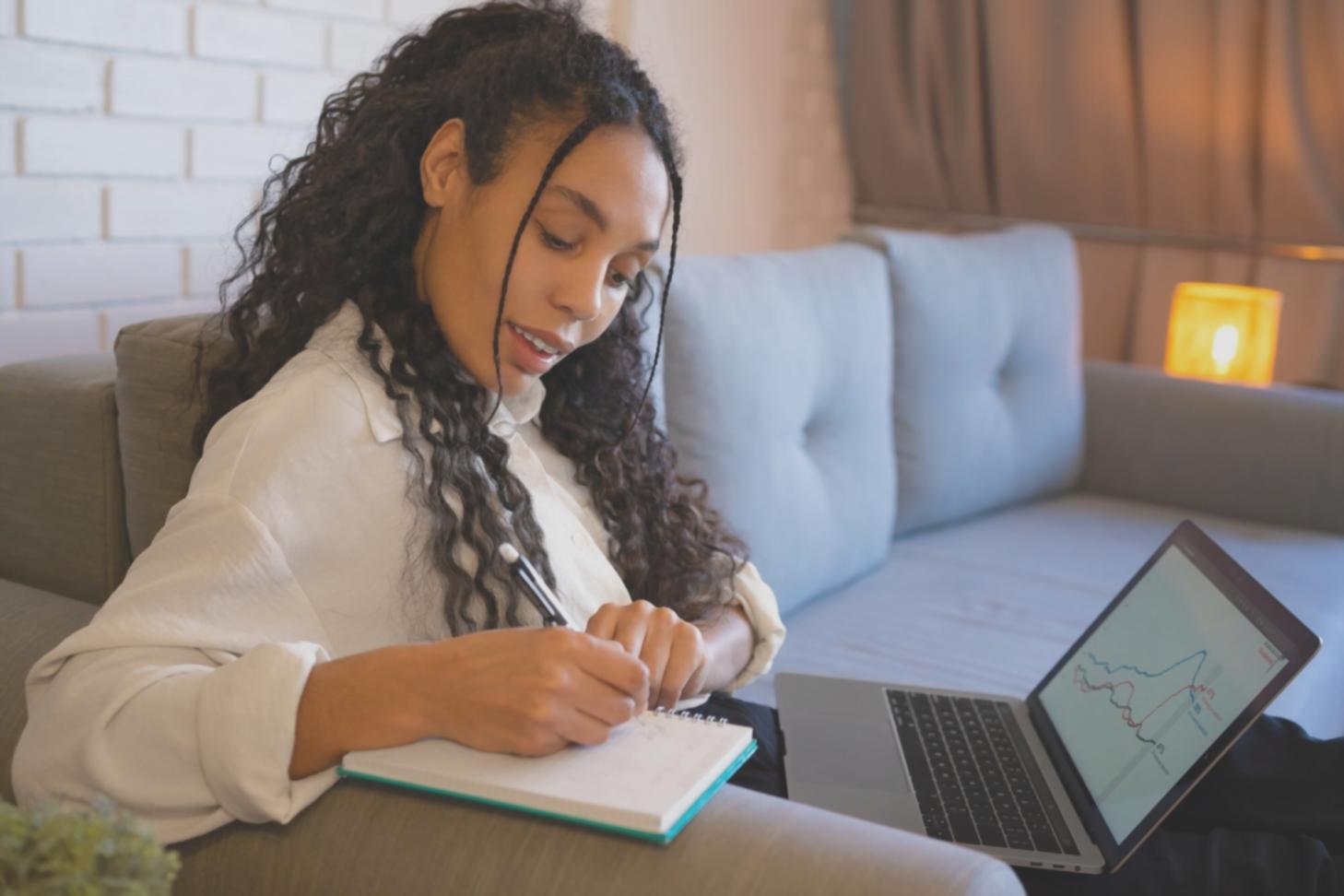 Detailaufnahme einer Perückenanpassung in unserer Werkstatt